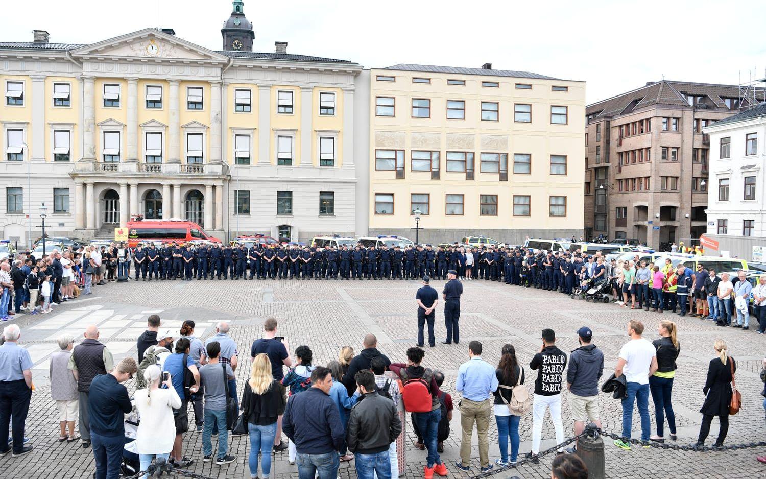 Under söndagen dog en polisman under sin tjänstgöring. Under måndagen pågick en tyst minut i centrala Göteborg. Foto: Robin Aron