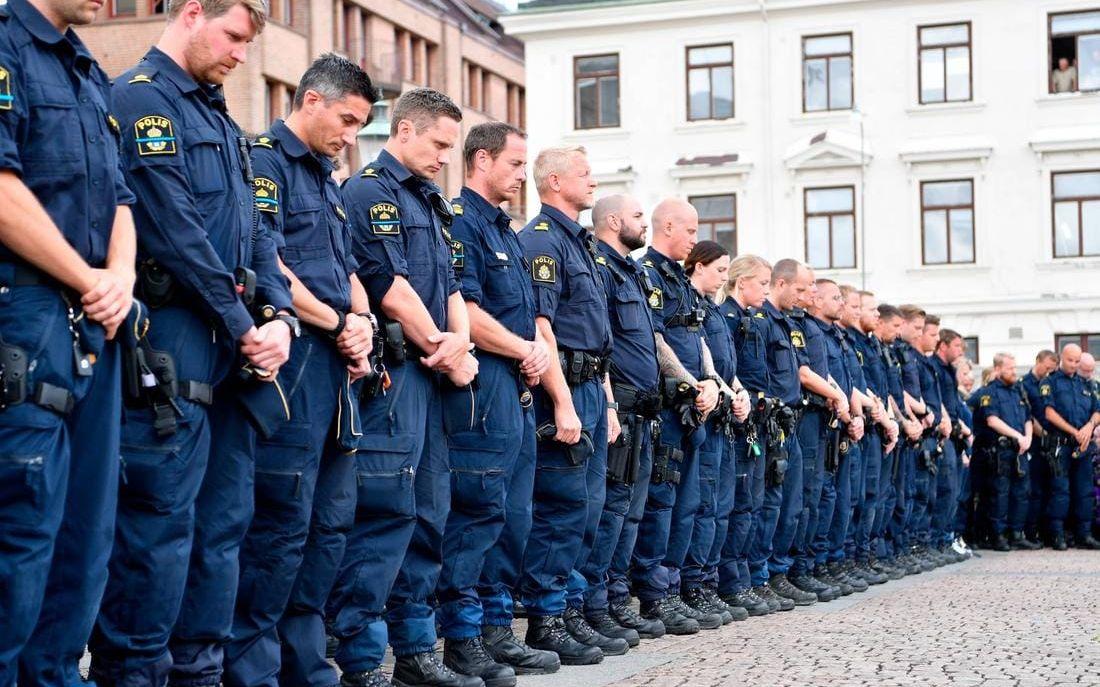 Under måndagen har det hållits en tyst minut över landet och på Gustaf Adolfs torg i Göteborg samlades poliskåren i Göteborg. Foto: Robin Aron