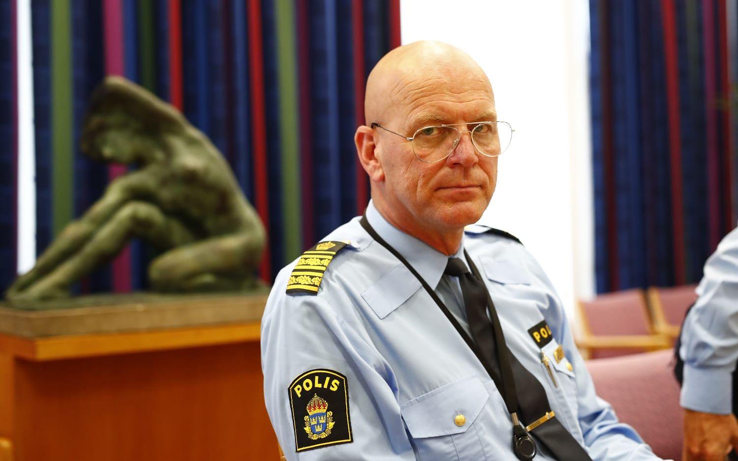 "Det är klart det är tungt, det är många sorgsna miner när vi förlorar en kollega och god vän till många av oss", säger Erik Nord, polischef i Göteborg.