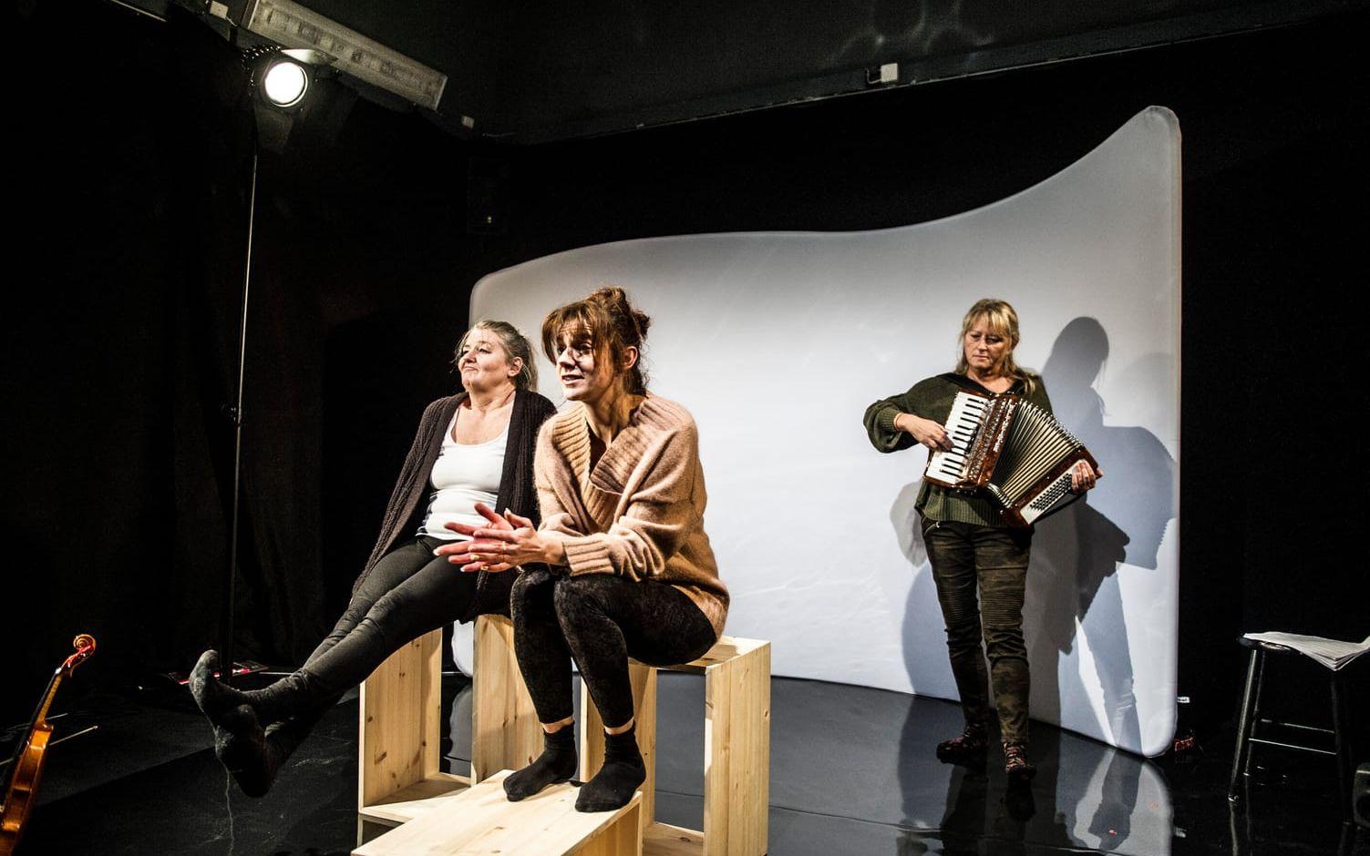 En annan vardag. Fia Adler Sandblad, Karin Lykke och Sara Sjödahl repeterar Camilla försvann, en föreställning om prostitution.