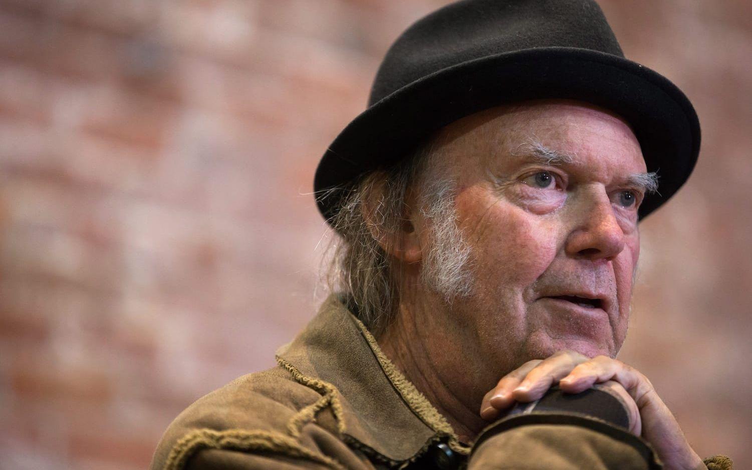 Neil Young hoppar av fredagens gala. BILD: TT