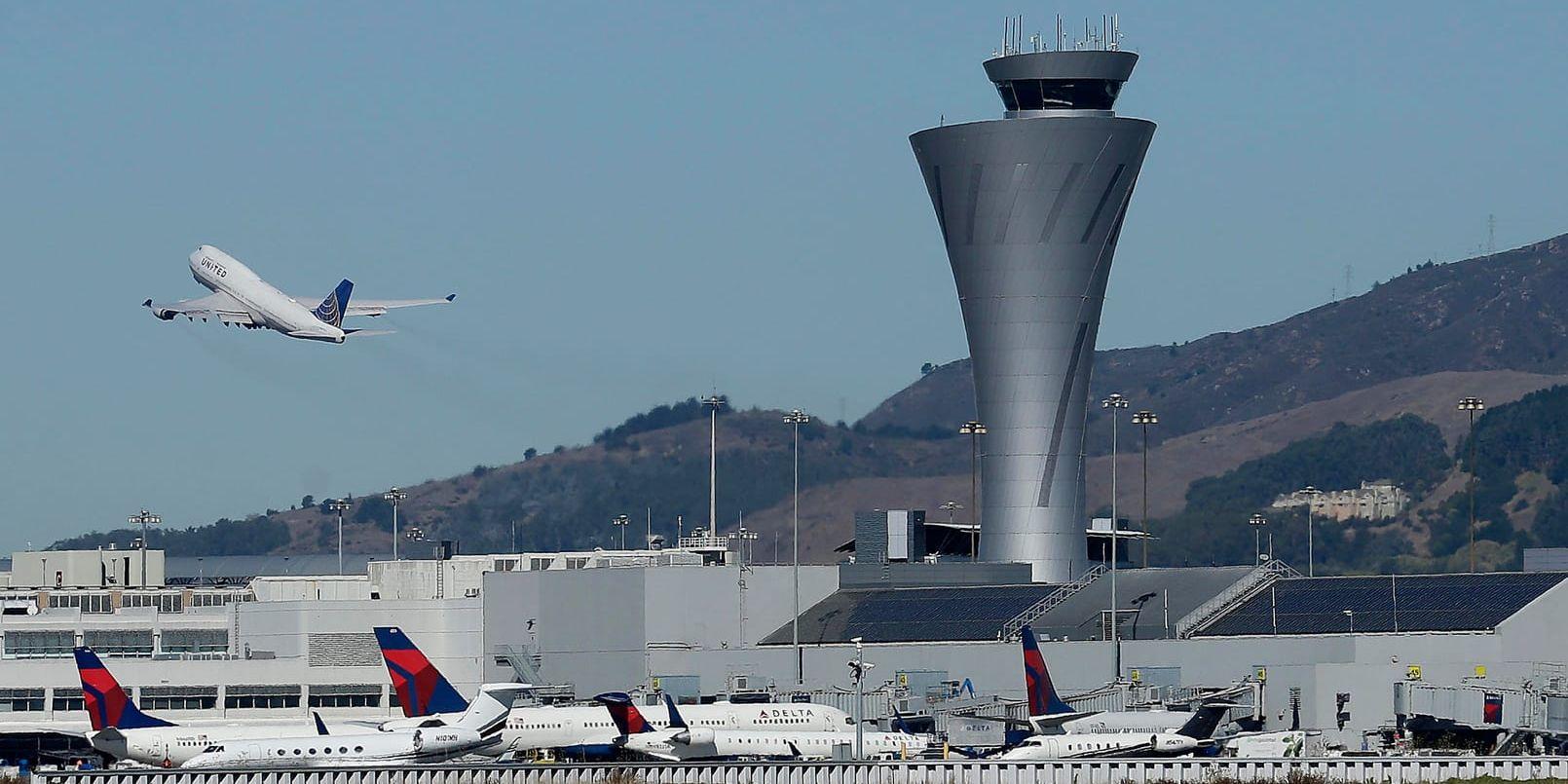 Flygplan lyfter från den internationella flygplatsen i San Fransisco, USA. Arkivbild.