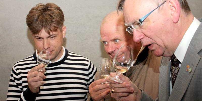 Pär Caldenby, Eskil Erlandsson och Lars Bäckström luktar på en Laphroaig. ”Ungefär så kommer vår whisky att smaka”, hävdar Pär Caldenby.