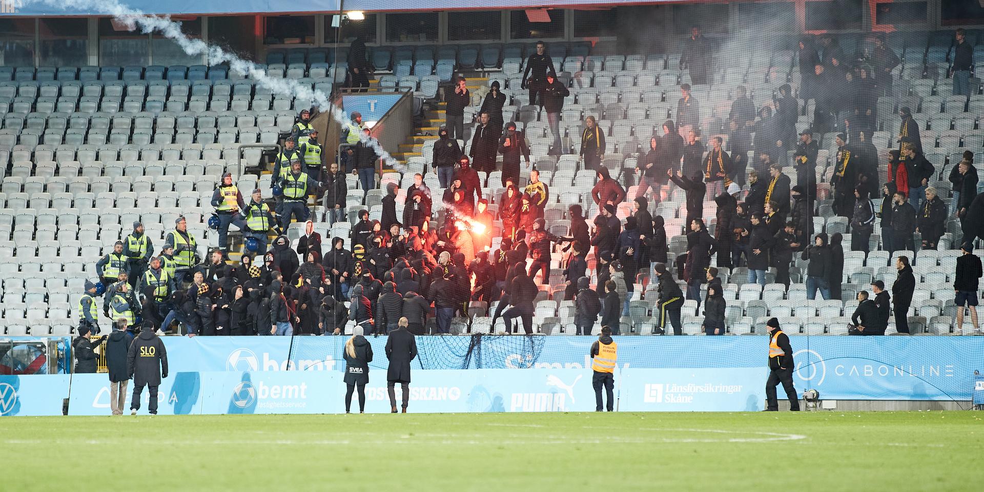 Tumult på läktaren efter onsdagens allsvenska fotbollsmatch mellan Malmö FF och AIK.