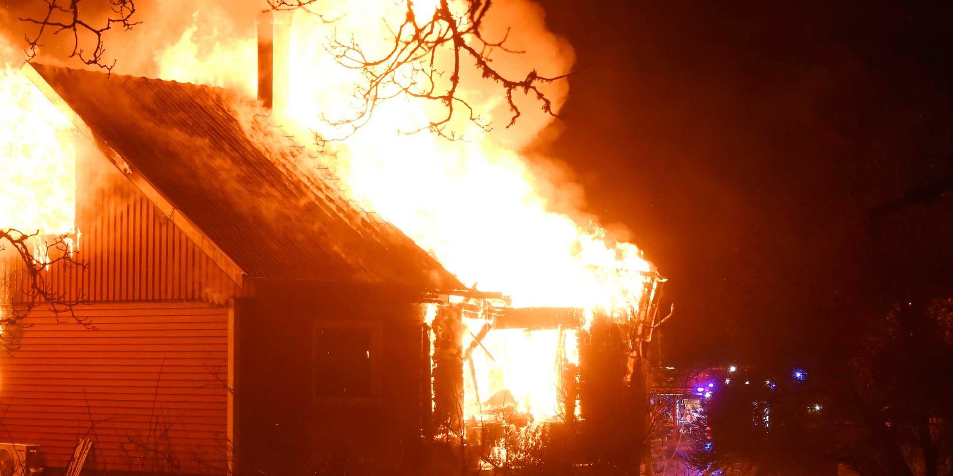 En brand utbröt i en villa i Marks kommun under nyårsnatten. Villan var helt övertänd och skadades kraftigt. Bild: Joakim Eriksson