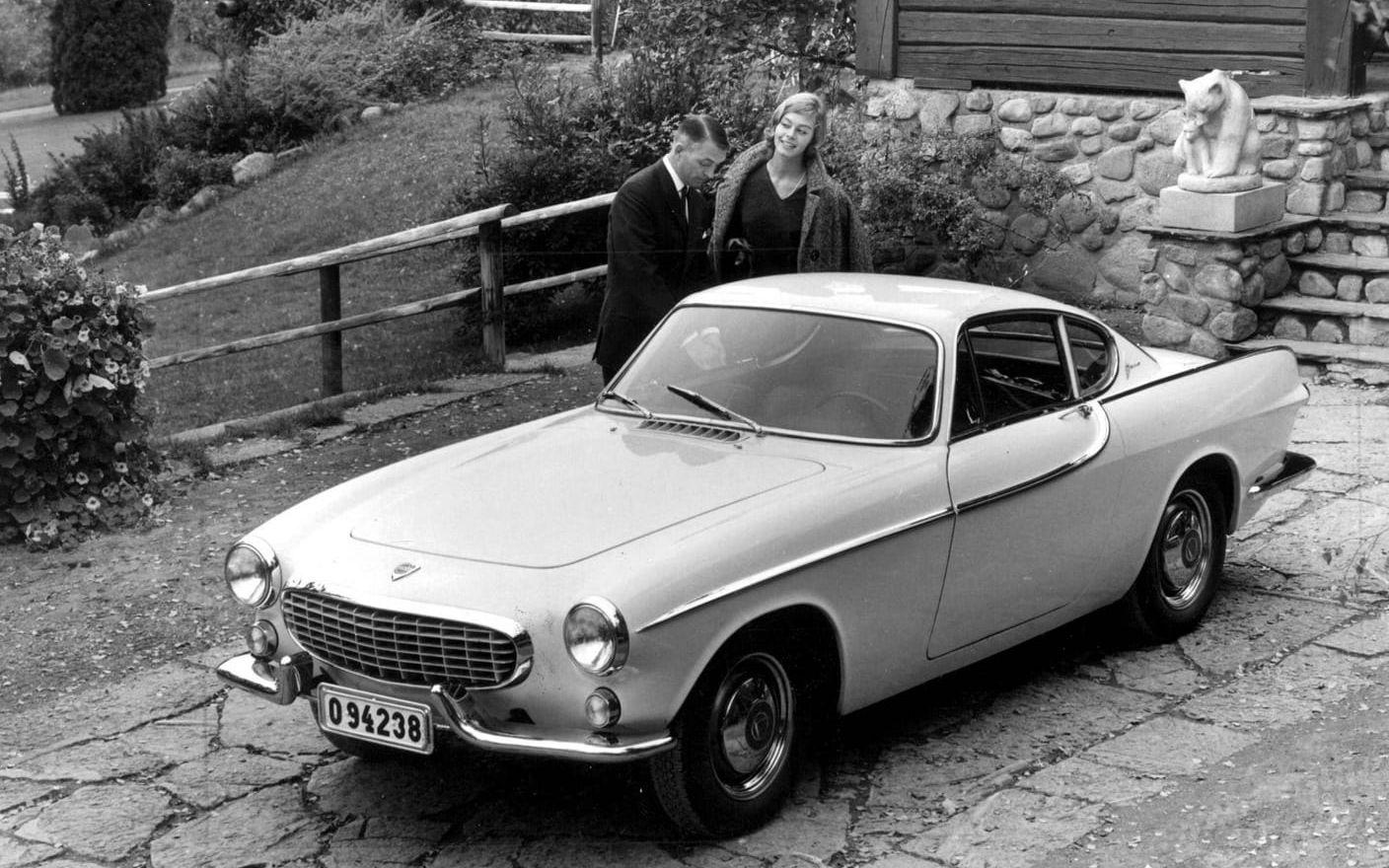 1961. Sportbilen P1800 dyker upp. Får ett skimmer av stjärnglans över sig då den används av Roger Moore i TV-serien Helgonet.