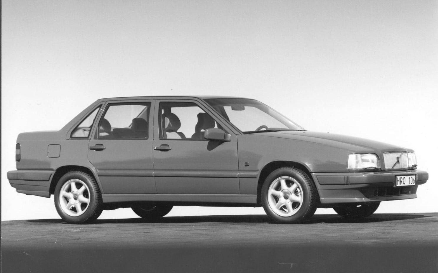 1991. 850 lanseras som Volvos första framhjulsdrivna bil i mellanklassegmentet. Blir en stor försäljningsframgång.