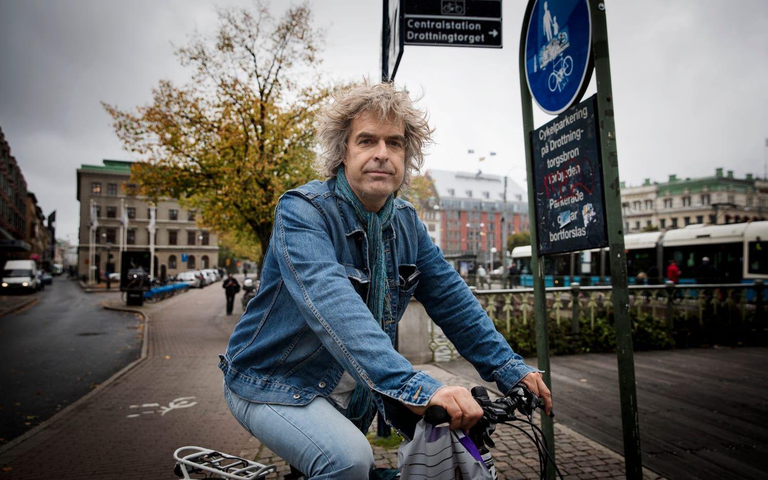 – Jag tycker generellt att det är för mycket i bilar i stan, men det är jag inte ensam om. I stort sett är det okej att cykla i Göteborg, men det är lite hetsig trafikmiljö, säger Daniel Andersson från Mölndal. Bild: Jonas Lindstedt.