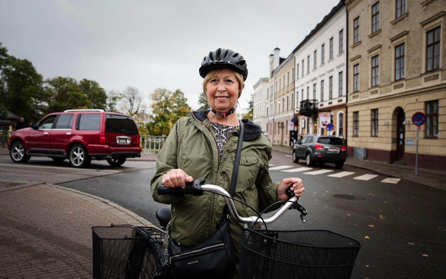 – Det behövs bra cykelvägar så att man slipper att samsas med bilister och spårvagnar och fler sträckor som hänger ihop utan avbrott, säger Gilla Köhler som bor i Gårda. Bild: Jonas Lindstedt.