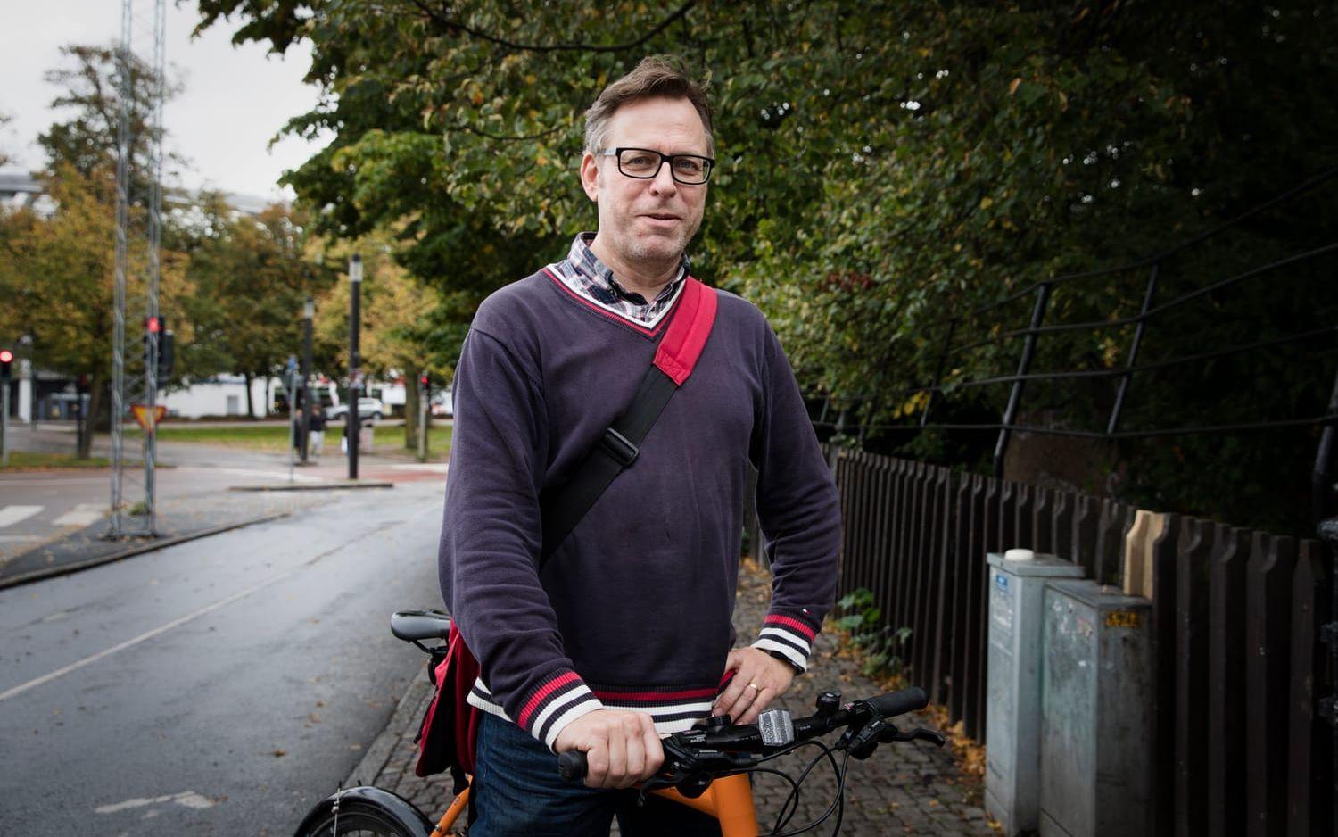 – Göteborg funkar som cykelstad, men det finns saker att göra bättre. För mig är det cykelbana nästan hela vägen till jobbet. Man får lära sig vägen för det är lite dåligt underhåll, men man vet ju var groparna finns, säger Kjell Johansson som bor i Rambergsstaden . Bild: Jonas Lindstedt.