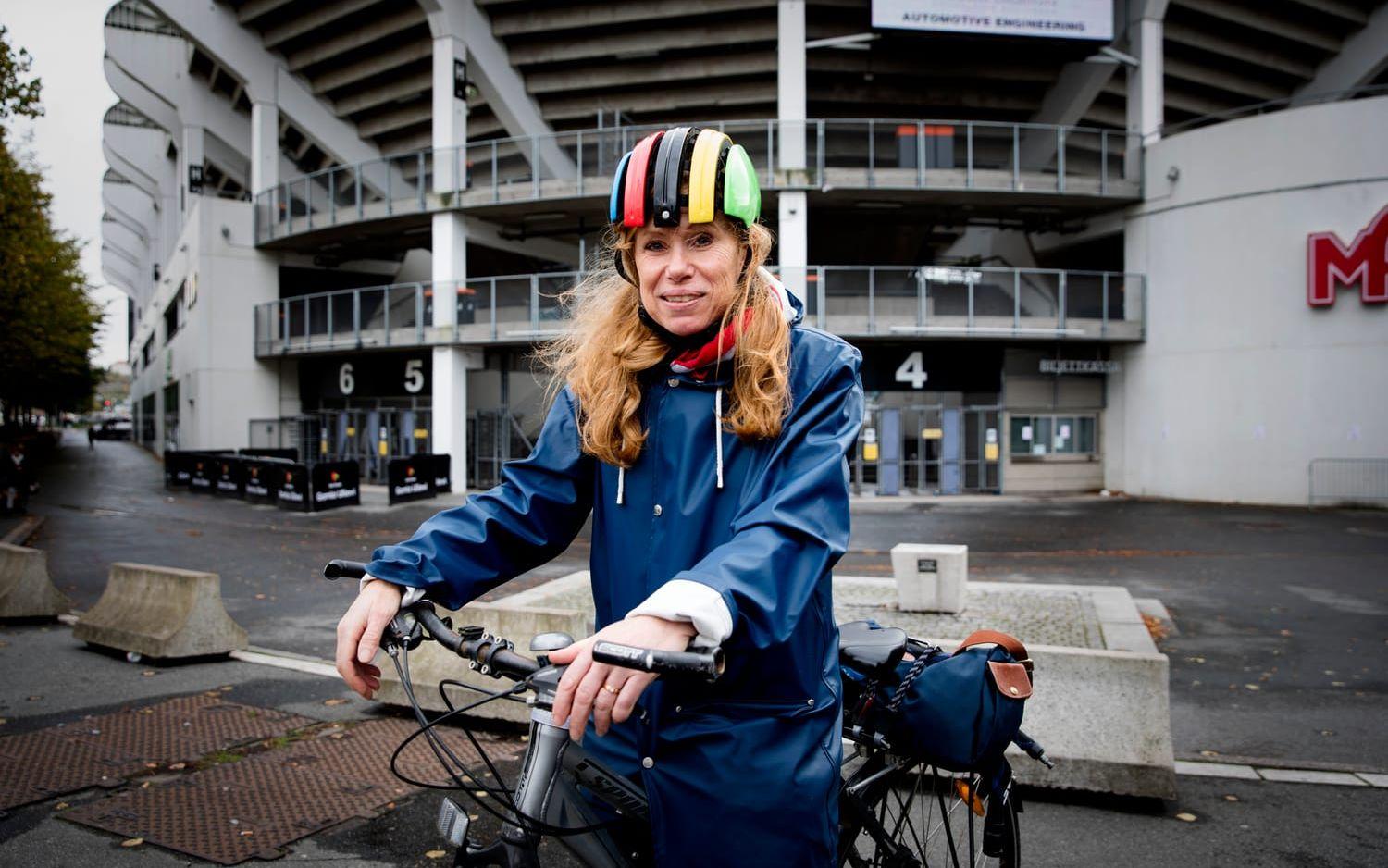 – Jag cyklar året runt. Det är snabbt, effektivt, man slipper vänta på bussar och i bilköer. Och så tänker jag på miljön också. Jag tycker att man ser fler cyklister som cyklar året om, säger Eva Fransén, Björkekärr. Bild: Jonas Lindstedt.