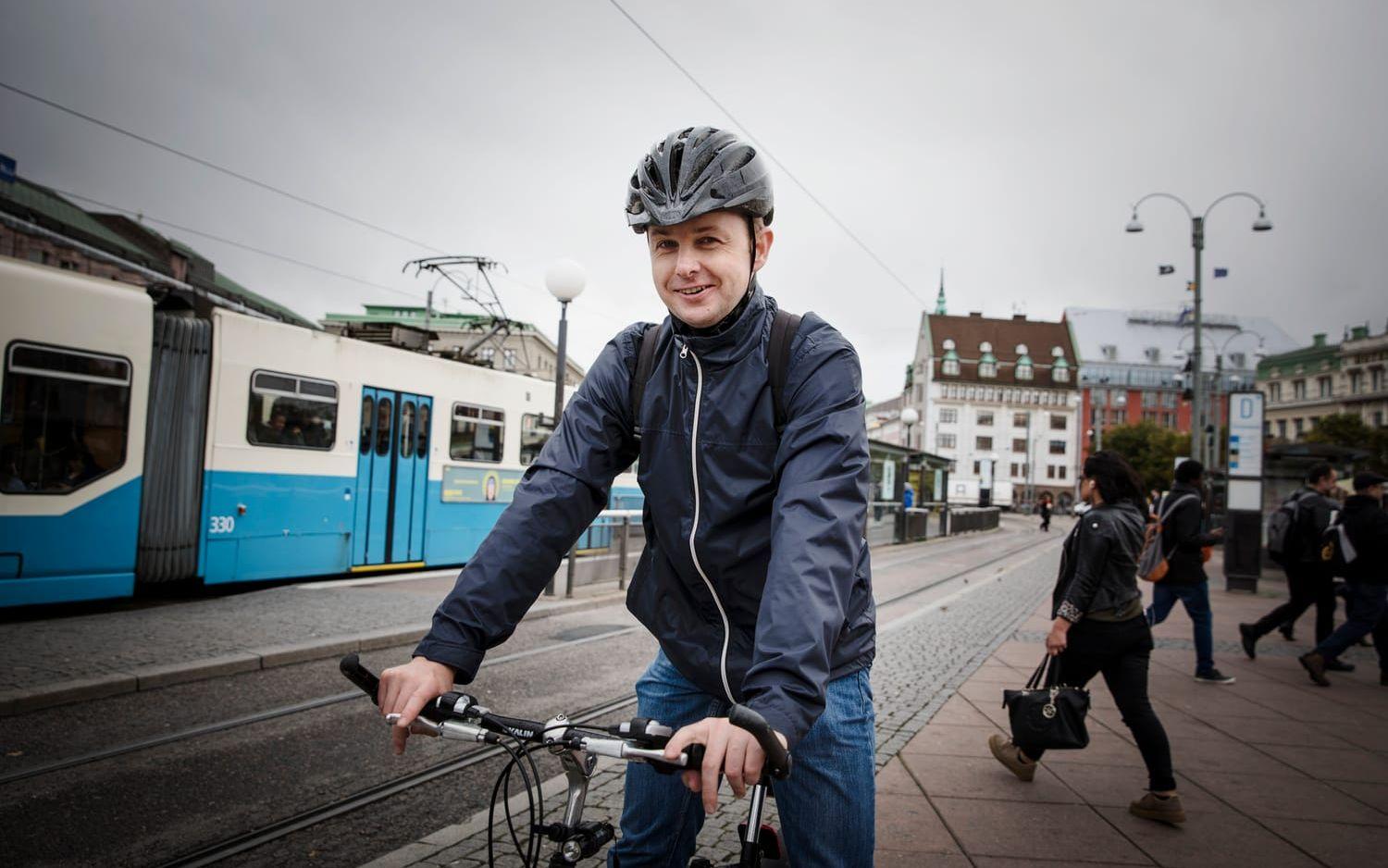 Jag tycker att det är bekvämt att cykla i Göteborg. Det är bra kommunikationer och mycket cykelbanor. Det går snabbare för mig att cykla än att ta bussen för då måste jag byta till spårvagn vid centralen, säger Tomasz Fiedorowicz, Tuve. Bild: Jonas Lindstedt.