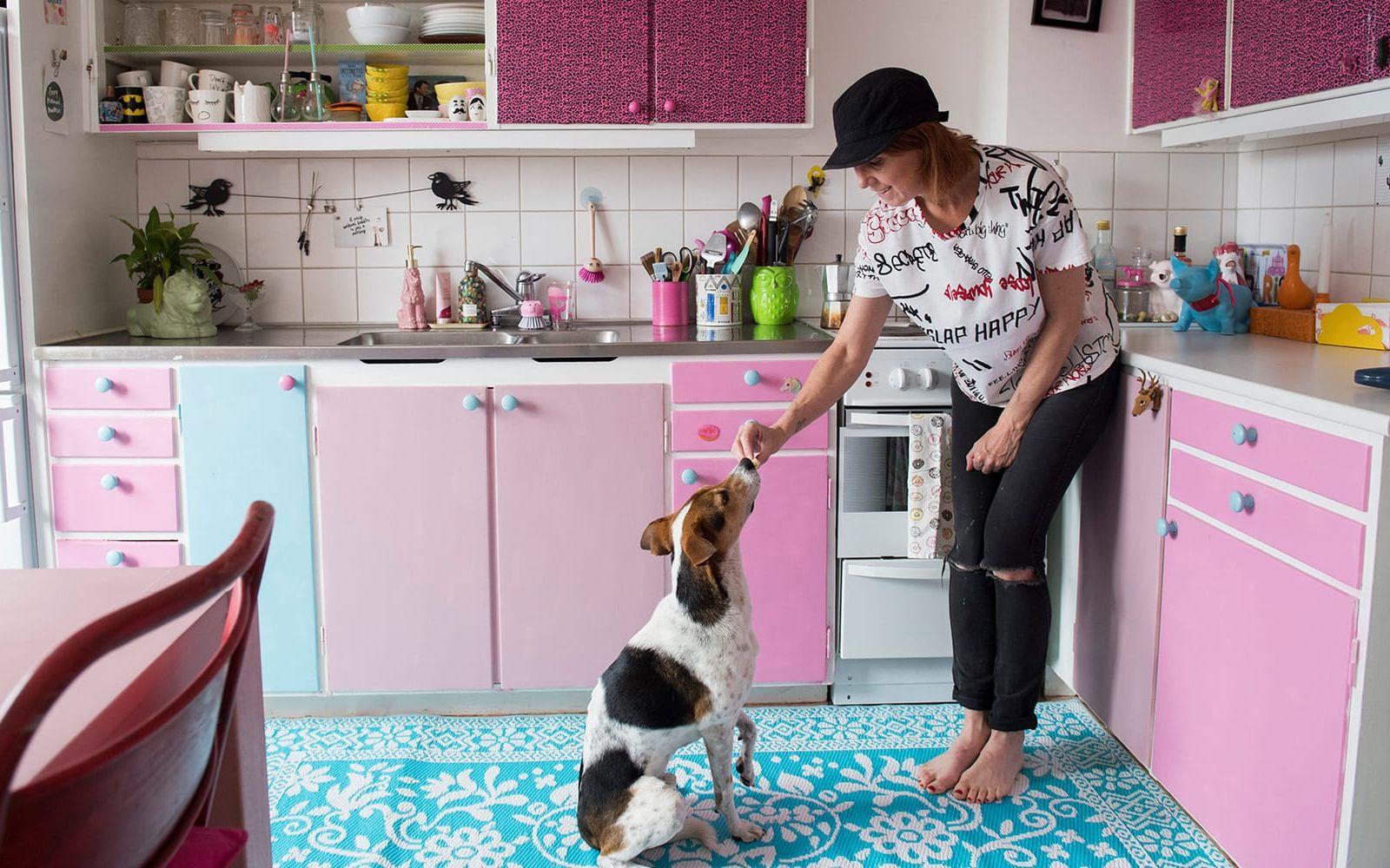 Jonna Johansson bor med sin dotter Stella och hunden Rocky i en hyresetta. Hon har satt sin personliga prägel på lägenheten med roliga prylar och mycket färg. Foto: Fredrik Sandberg/TT