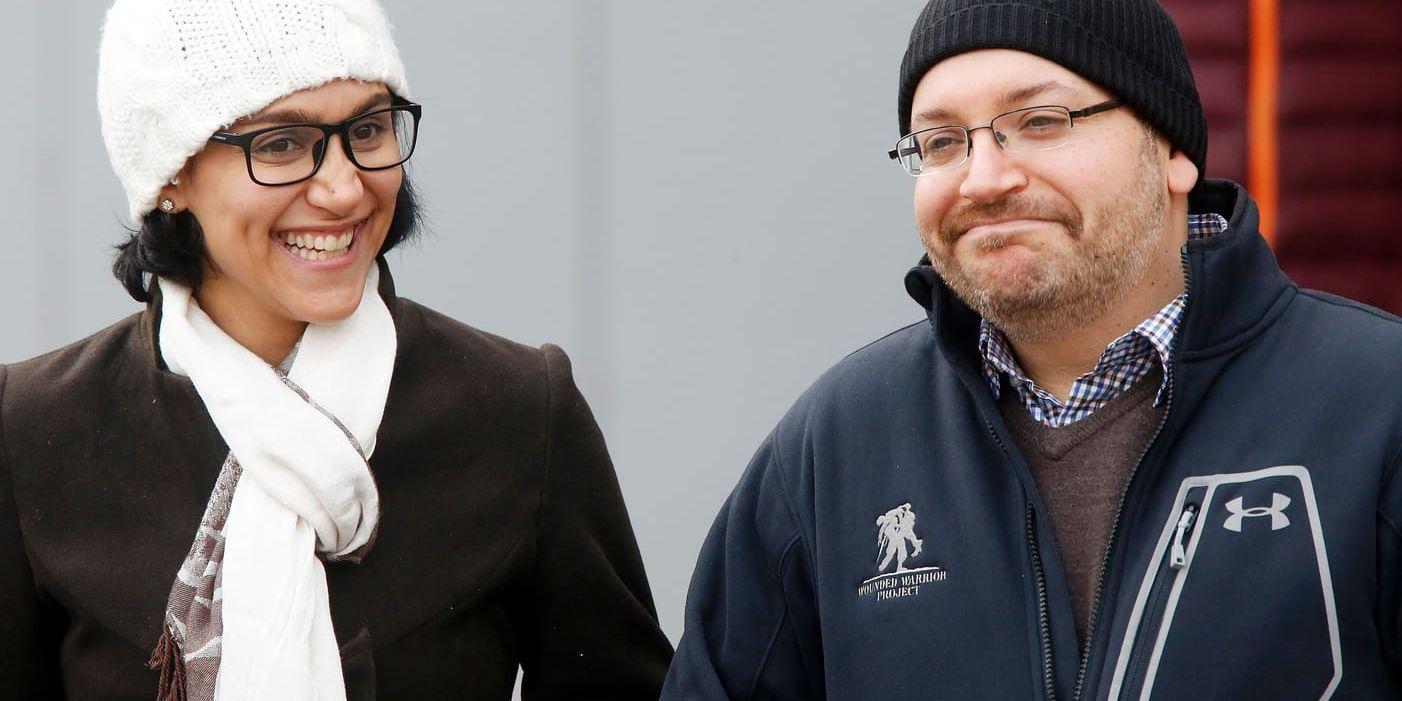 Journalisten Jason Rezaian till höger om sin hustru Yeganeh Salehi i Landstuhl, Tyskland, efter frisläppandet i januari i år.