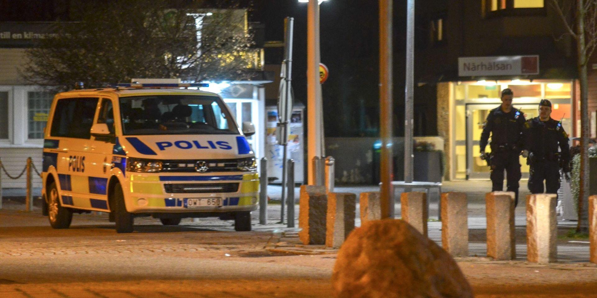 Ett stort antal poliser befann sig på plats i Hjällbo under kvällen.
