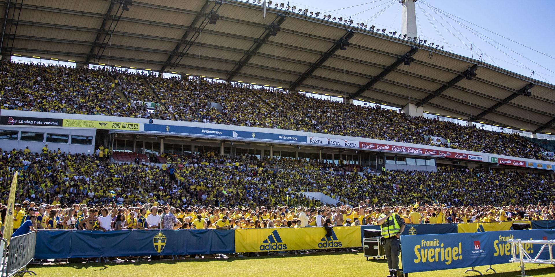 Fans jublar och firar Sveriges seger i åttondelsfinalen i fotbolls-VM mellan Sverige och Schweiz under storbildsvisningen på Ullevi