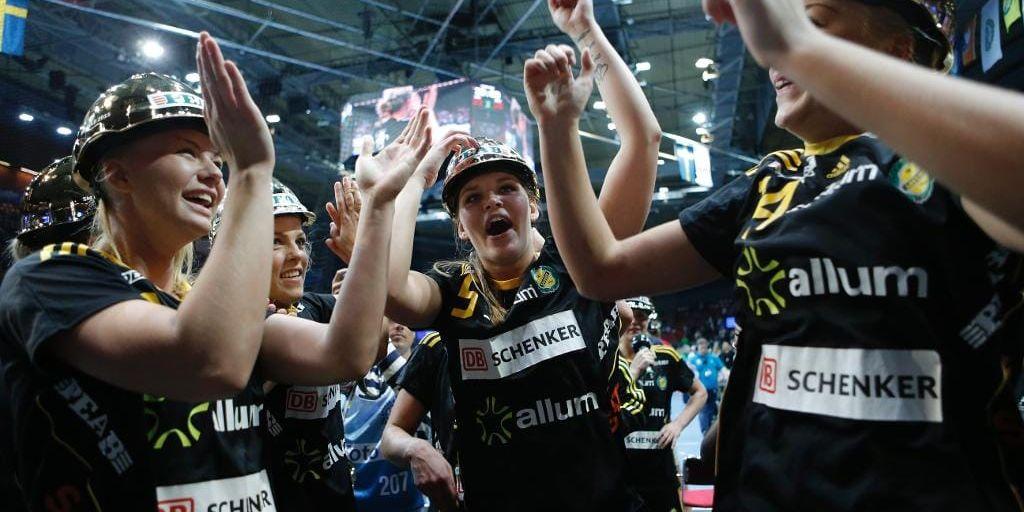Sävehof-spelare firar SM-titeln - klubbens sjunde raka - efter finalsegern mot Skuru med 33-30 i Scandinavium i Göteborg.