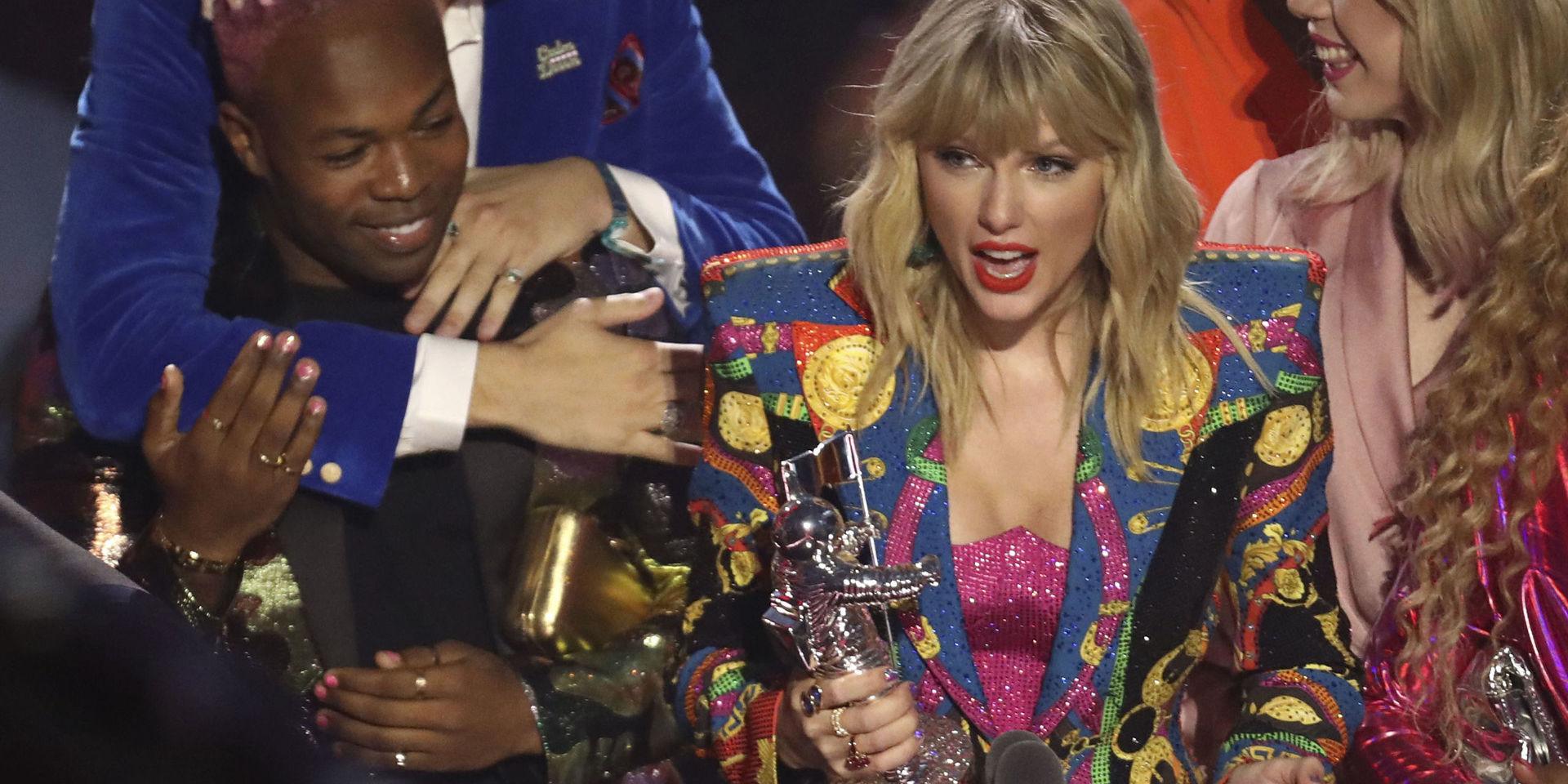 Taylor Swift tar emot sitt andra pris för kvällen, för årets musikvideo. 