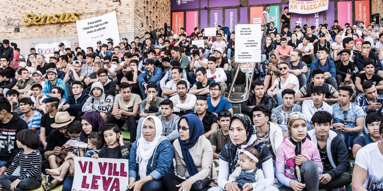 Ensamkommande asylsökande manifesterade på Medborgarplatsen i Stockholm förra året, för att stoppa utvisningarna till Afghanistan. Arkivbild.