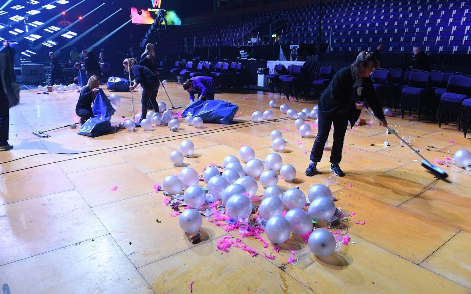 Festen är över och publiken har gått hem. Städpersonalen sopar ihop ballonger och konfetti efter lördagens första deltävling i Melodifestivalen 2018 i Löfbergs Arena.



