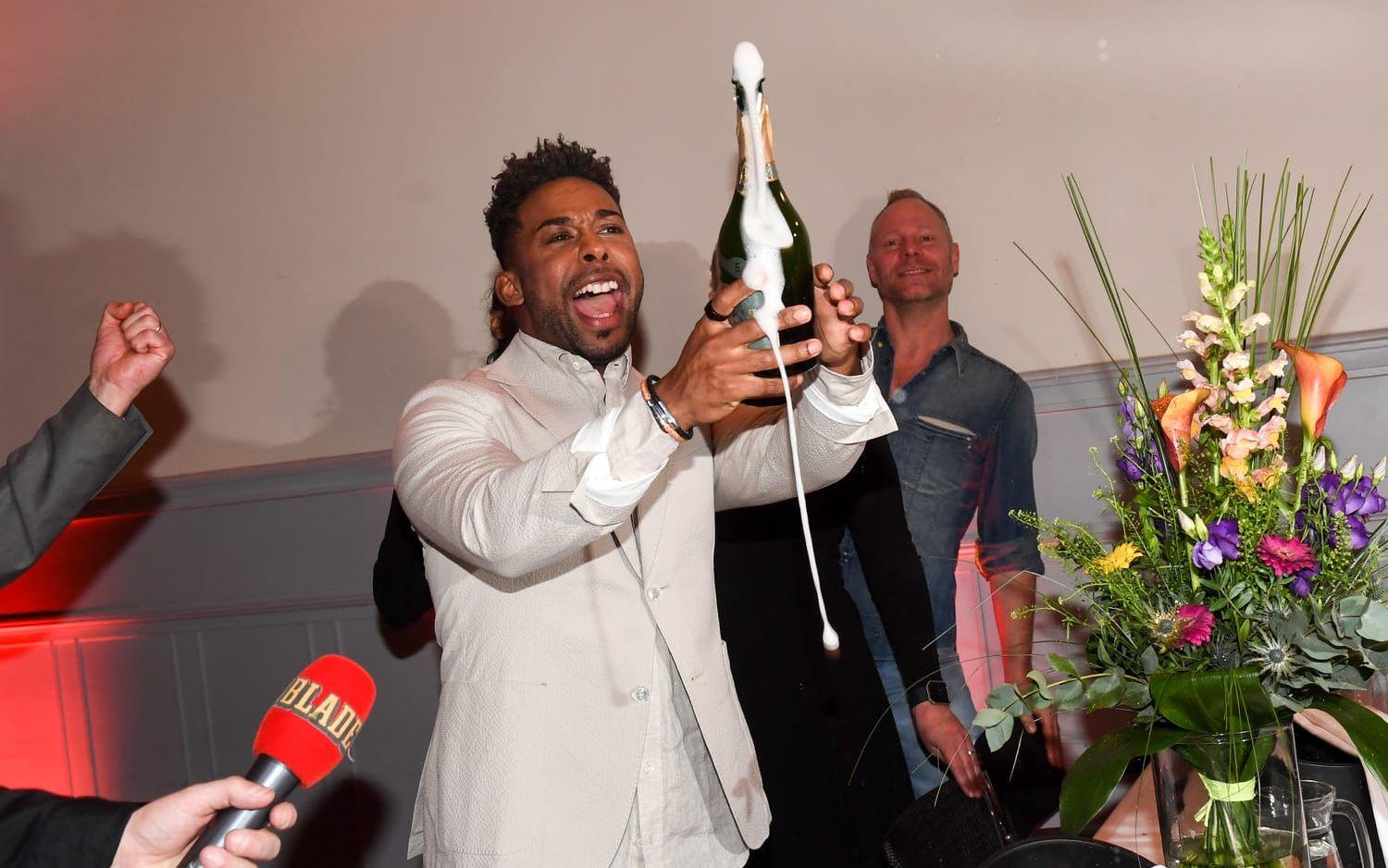 En lycklig John Lundvik öppnar en flaska champagne på efterfesten på Elite Stadshotellet Karlstad efter lördagens första deltävling i Melodifestivalen 2018 i Löfbergs Arena.

