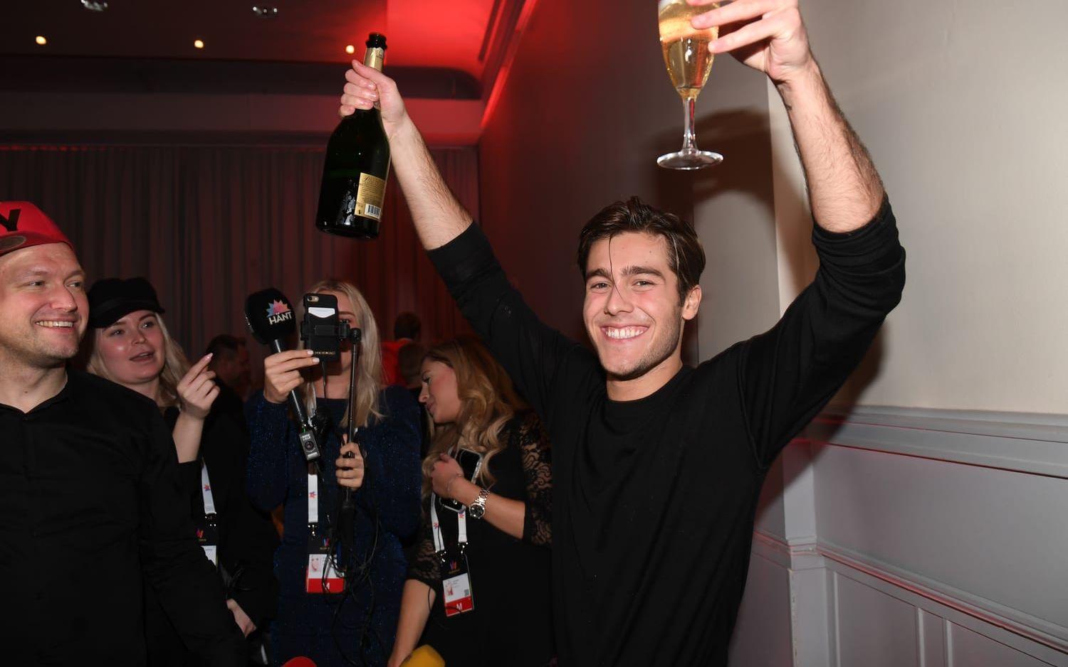 Benjamin Ingrosso firar sin finalplats med champagne på efterfesten på Elite Stadshotellet Karlstad efter lördagens första deltävling i Melodifestivalen 2018 i Löfbergs Arena.

