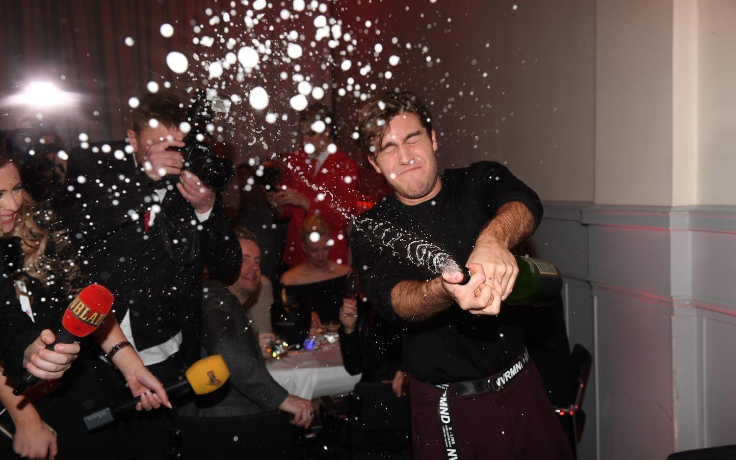Benjamin Ingrosso sprutar champagne på efterfesten på Elite Stadshotellet Karlstad efter lördagens första deltävling i Melodifestivalen 2018 i Löfbergs Arena.


