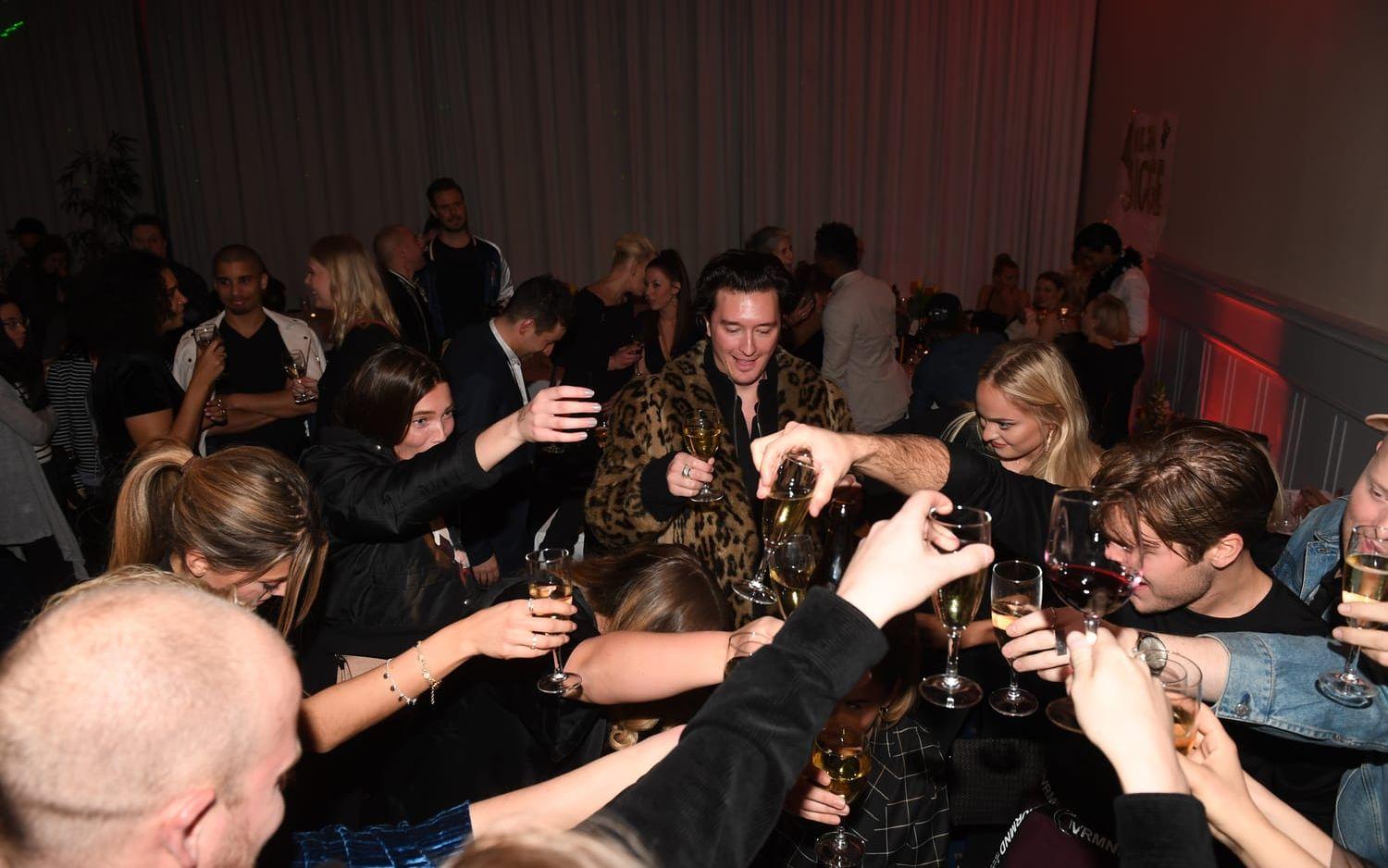 Benjamin Ingrosso skålar i champagne på efterfesten på Elite Stadshotellet Karlstad efter lördagens första deltävling i Melodifestivalen 2018 i Löfbergs Arena.

