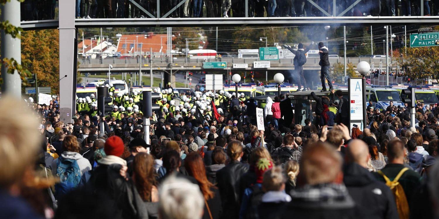 Polis och motdemonstranter vid avspärrningarna utanför Liseberg under den nazistiska demonstrationen i Göteborg den 30 september.