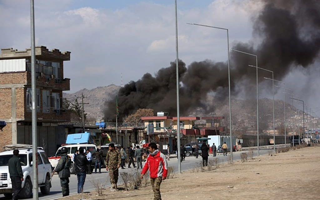 Rök från en av bomberna i Kabul. Foto: TT