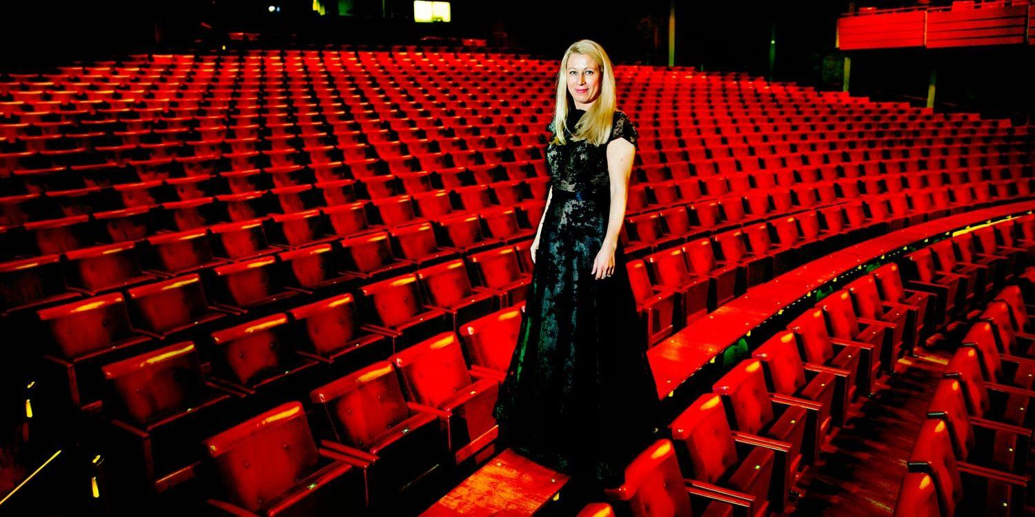 Dirigent. Maria Eklund dirigerar i festklänning, inköpt i Stockholm, dagen till ära. "En timmes konsert, det går bra i klänning, det är roligt också för publikens skull, de har ju också klätt upp sig", säger hon.