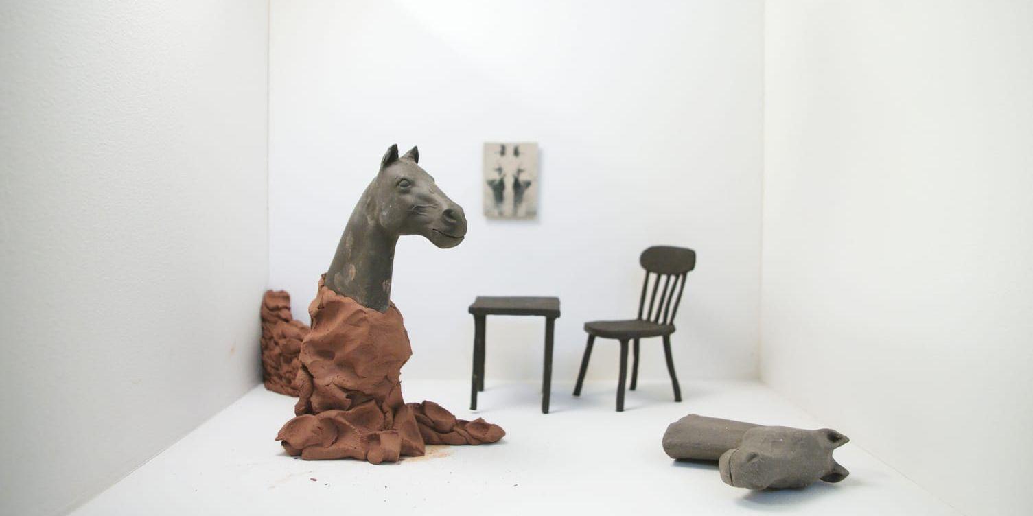 ÖGA FÖR HÄSTAR. Ellinor Augustinis avancerade lek med hästen som fallosfigur, går igen i flertalet verk på Galleri Lerverk.