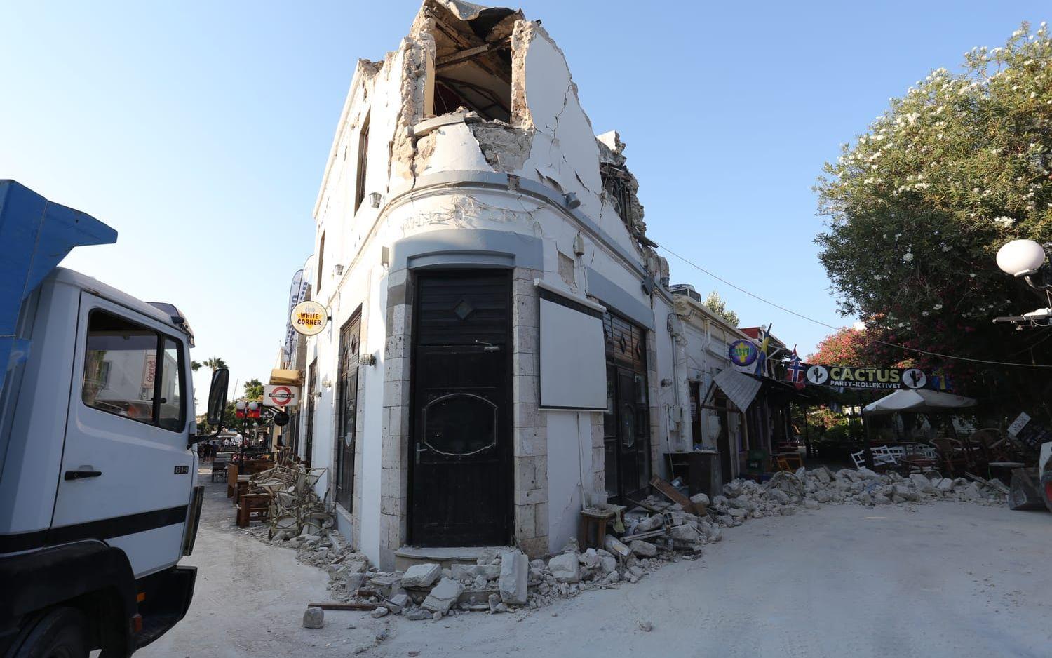 Dagen efter pågår uppröjningsarbetet kring den bar där en svensk 20-åring hittades död efter jordbävningen på Kos. Bild:Panos Iliopoulos.
