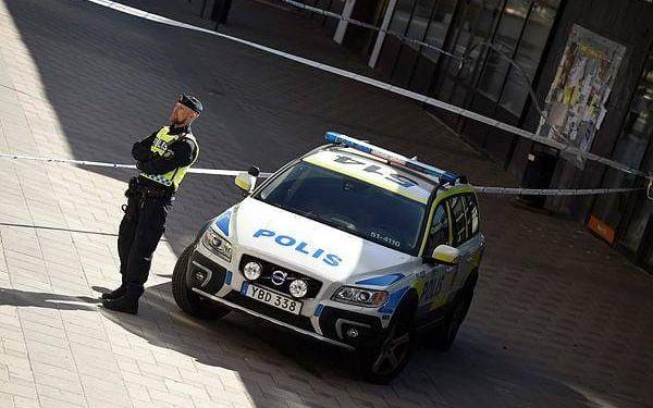 Polisen fryste läget vid platsen i väntan på att Nationella bombskyddet skulle anlända till platsen genom att upprätta avspärrningar runt föremålet. FOTO: Olof Ohlsson