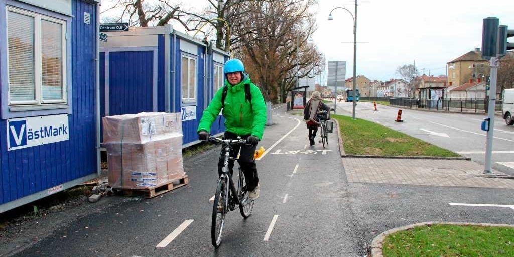 Rolf Bergman, som bor i Balltorp, cyklar till sitt jobb på Flöjelbergsgatan varje dag och ser fram emot en cykelbana i området.