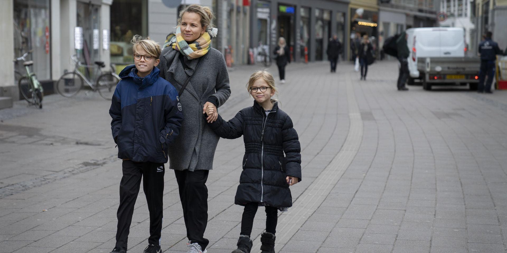 Få människor rör sig på Strøget när GP är på plats, men Pil Højgaard har varit hos ögonläkaren med sina barn, Vitus och Silje.