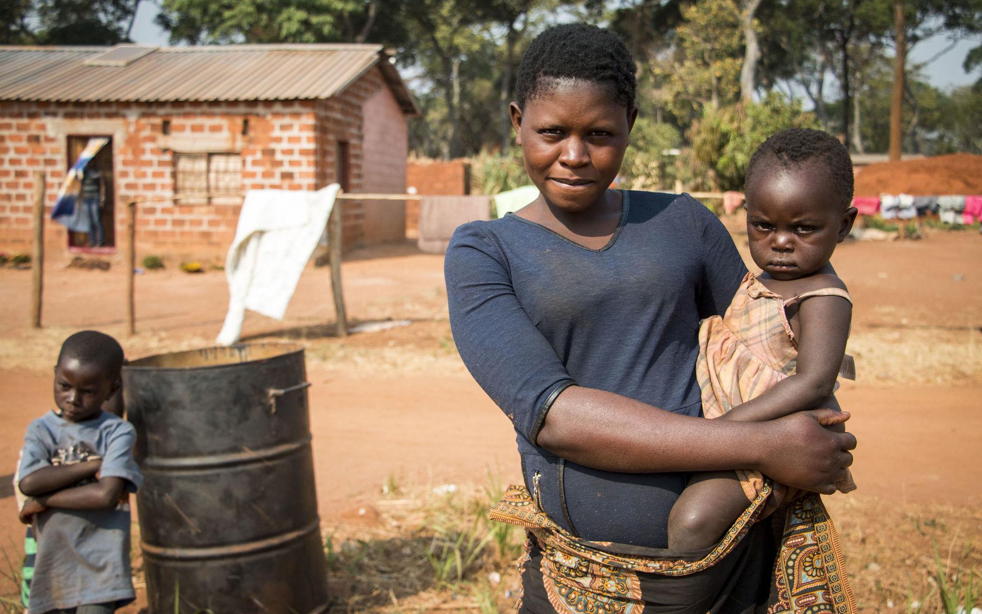 Elesy Kakwema med sin treåriga dotter. Själv slutade hon skolan i sjuan eftersom familjen inte hade råd att låta alla barn gå samtidigt. Men nu har hon börjat igen. Hon drömmer om utbildning och jobb i gruvan.