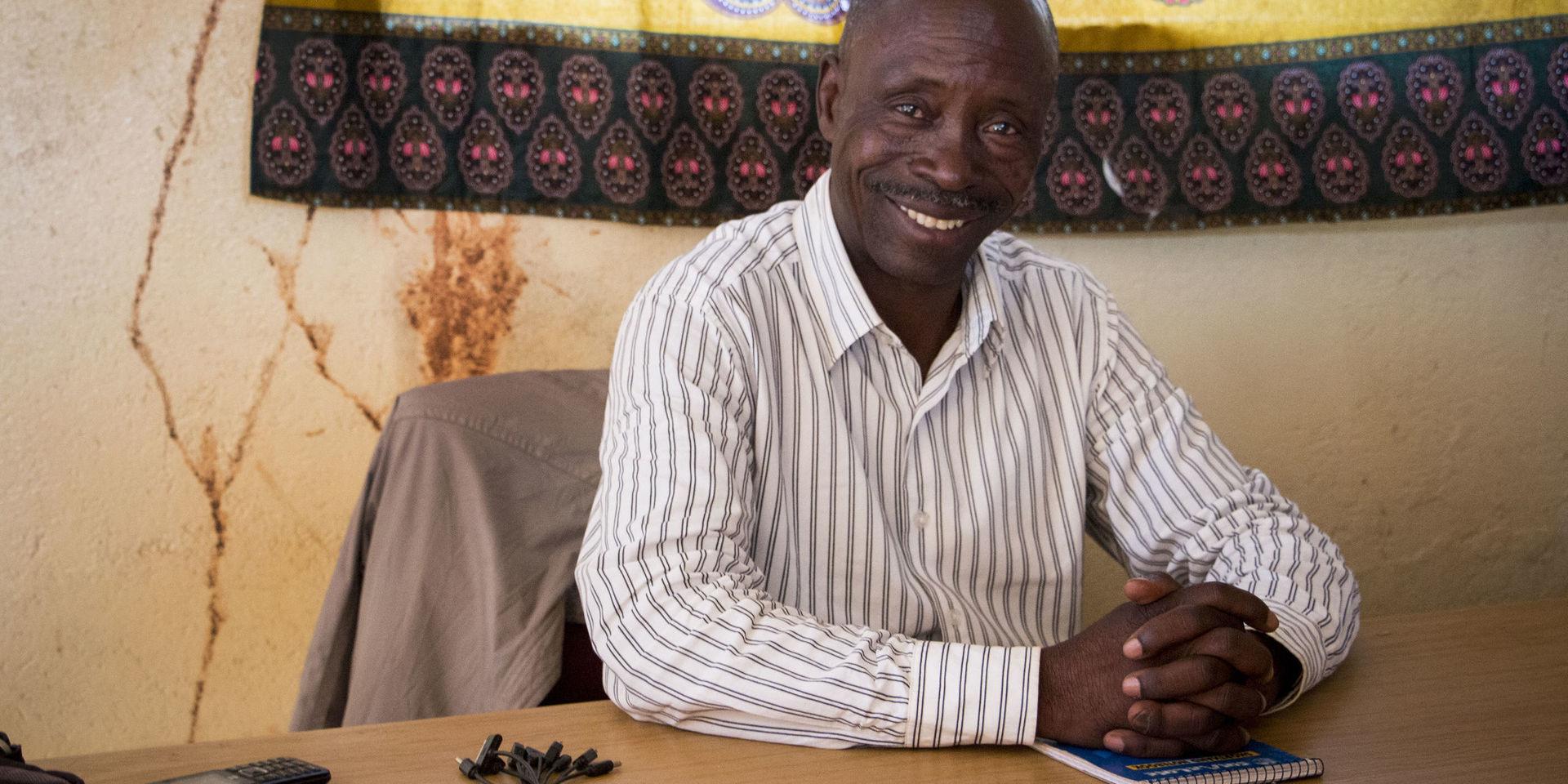 Lawrence Mwanangombe är samordnare för den arbetsgrupp som lokalbefolkningen i Kalumbila skapat för att driva sina krav gentemot gruvan. ”Det verkar som att staten stödjer investeraren mycket mer än det lokala samhällen och vi är skyfflade i händerna på företaget”, säger han.