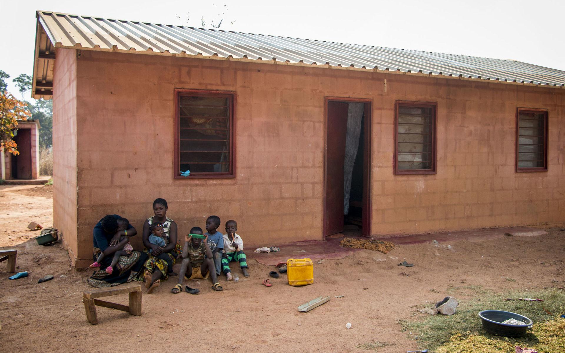 De nya husen som gruvföretaget har gett byborna dem är mindre än där de bodde tidigare och följer inte den zambiska traditionen. Elesy Kakwema säger att det var bättre förut, men hoppas fortfarande på att en dag kunna få jobb i gruvan.