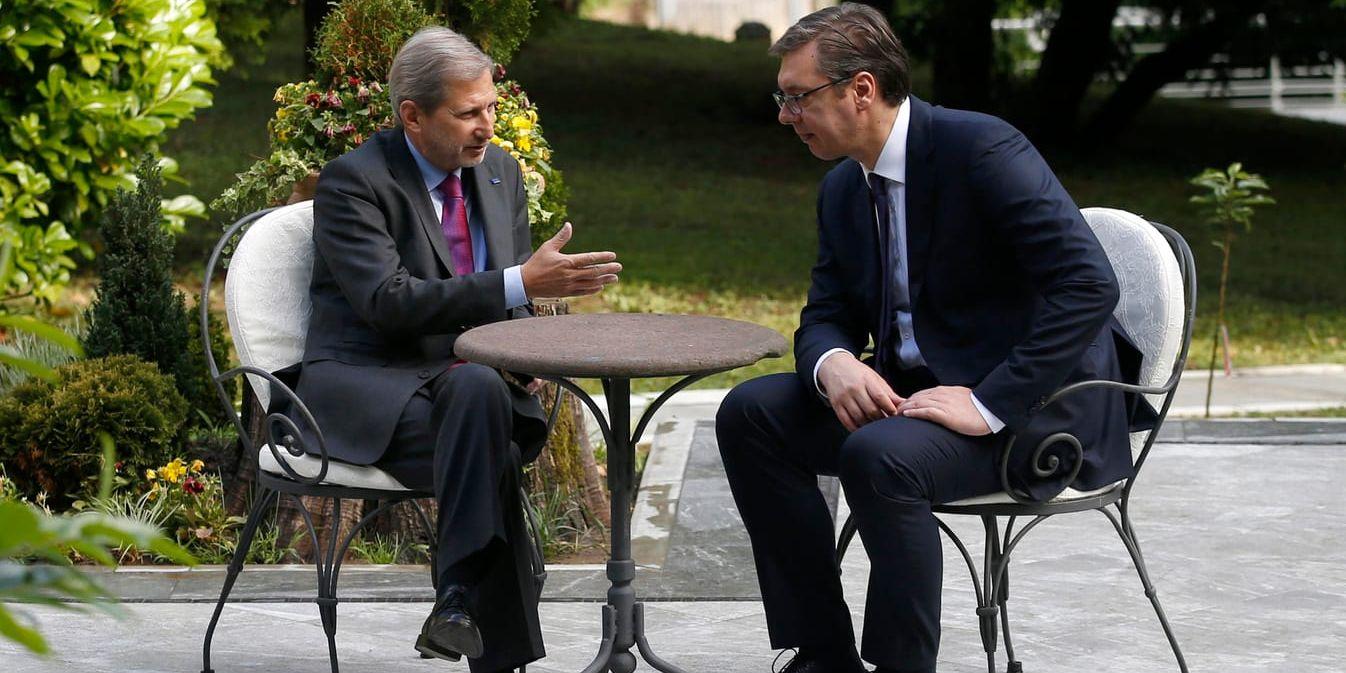 EU:s utvidgningskommissionär Johannes Hahn (till vänster) träffar flitigt Serbiens president Aleksandar Vucic och andra ledare från de länder på Balkan som hoppas på framtida EU-medlemskap. Arkivfoto.