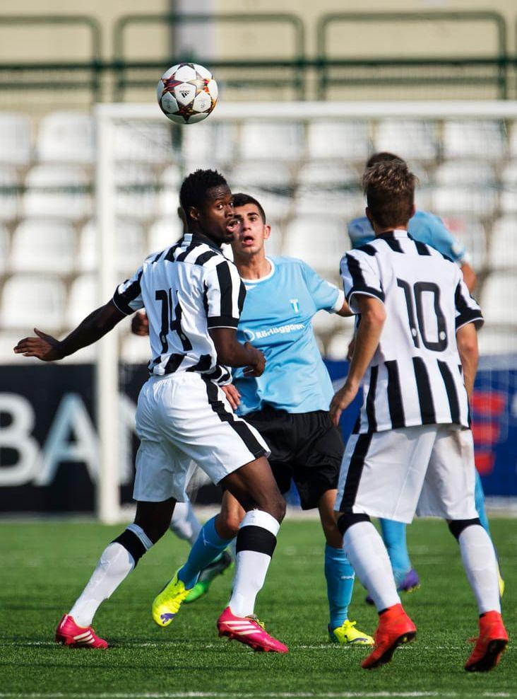 Sakor i Juventus tröja under en ungdomsmatch. Foto: Bildbyrån