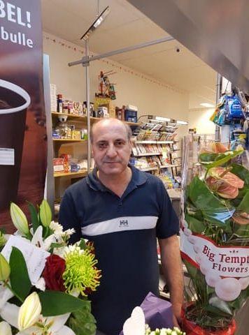 Han har fått mycket blommor och uppskattning av sina kunder efter rånet, något som han är mycket tacksam över. Bild: Privat.