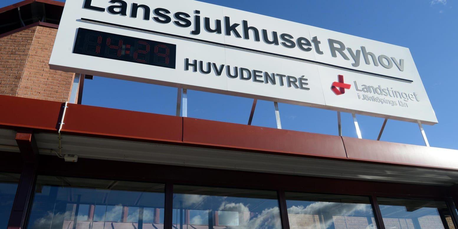 En man vårdas på Länssjukhuset Ryhov i Jönköping efter att ha utsatts för allvarligt våld. Arkivbild.