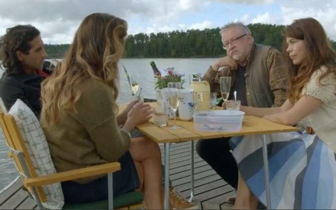 Redan i inledningen börjar den 71-åriga professorn att dela med sig av missbruksproblemen när de dricker vin tillsammans på bryggan. Foto: Skärmdump/TV4.