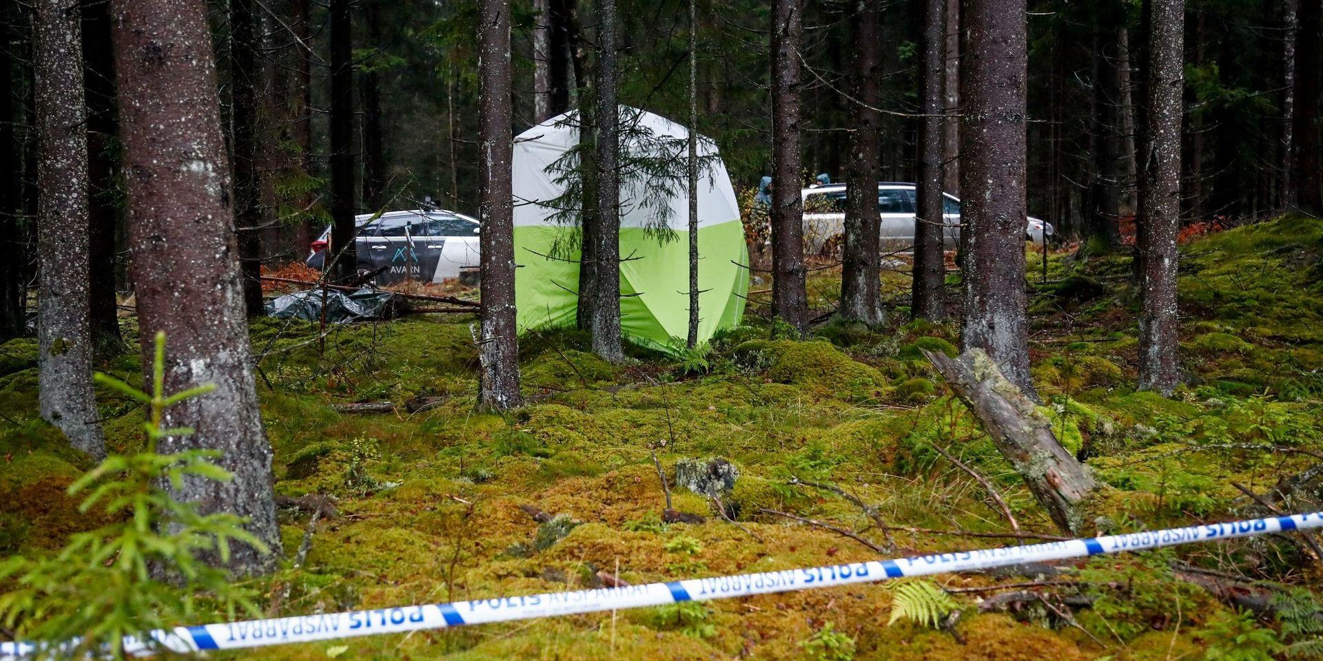 Polisens tekniker vid området runt Mulleberget i Ulricehamn, där en kvinna  i 60-årsåldern hittades mördad intill milspåret vid Lassalyckans motionsområde. 