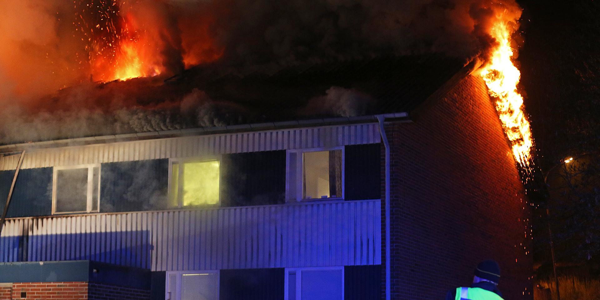 Enligt polisen ska cirka tolv lägenheter ha blivit förstörda i branden. 
