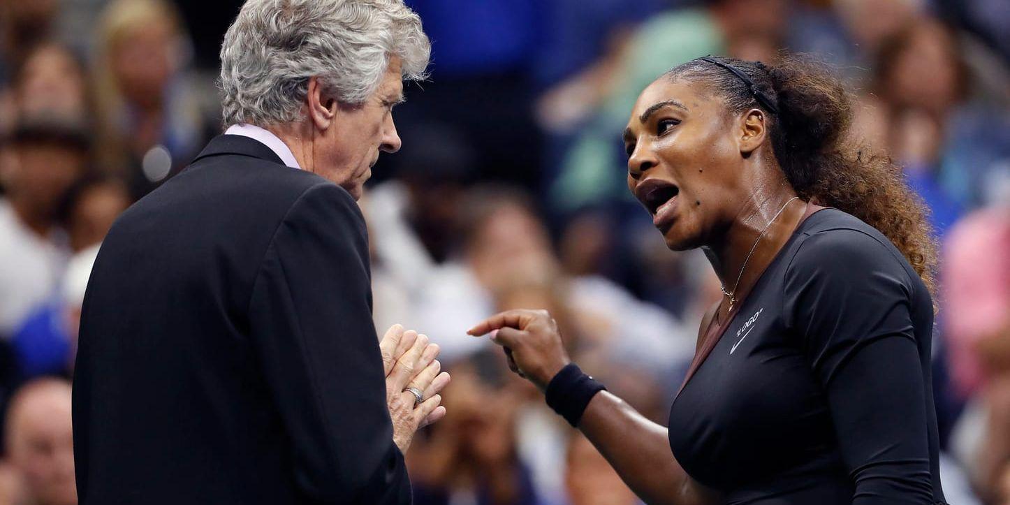 Serena Williams i samtal med domaren under US Open-finalen.