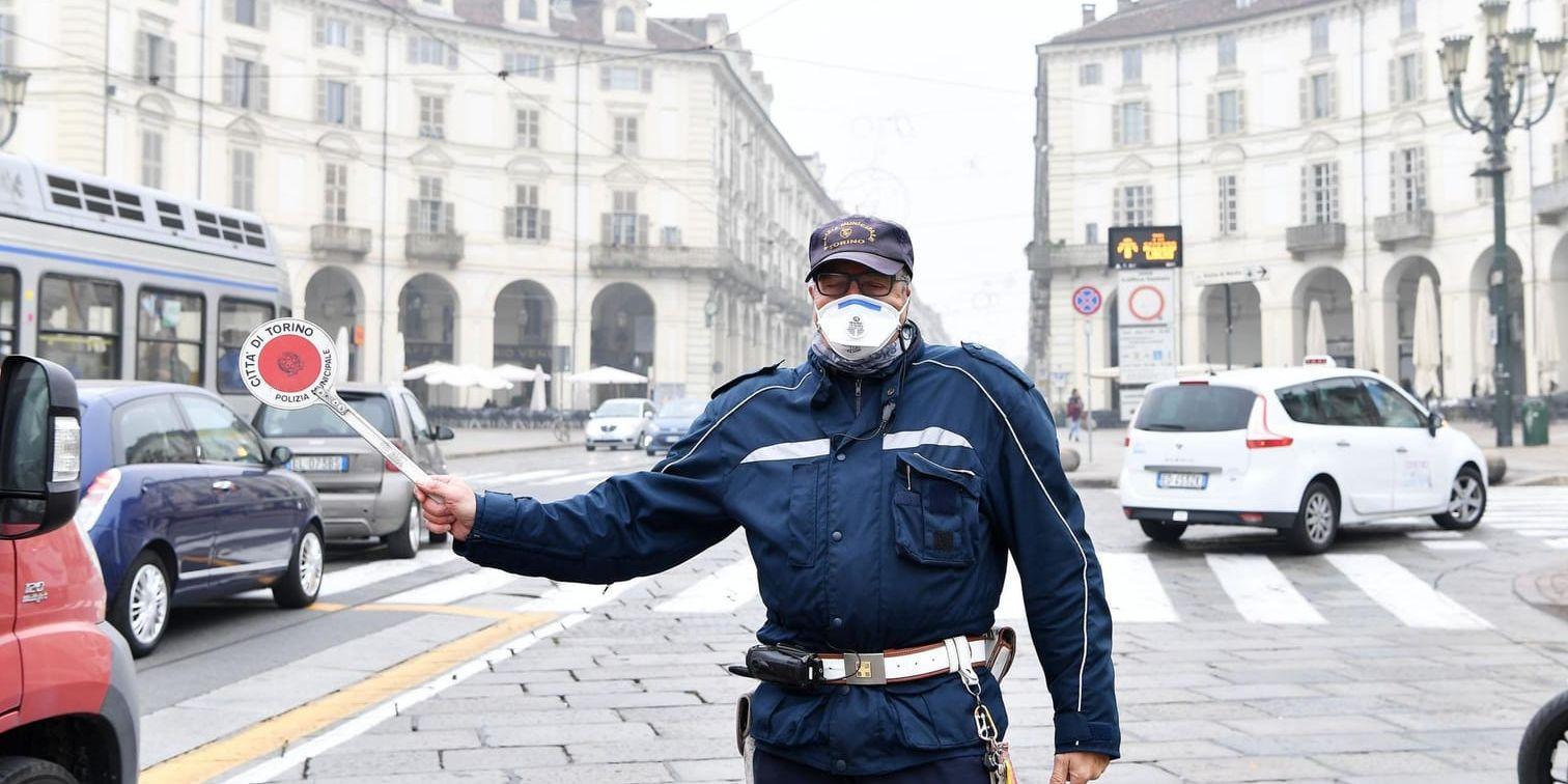 Avgaser är ett dödligt problem i många städer. Här försöker en trafikpolis skydda sig med ansiktsmask i Turin, Italien, i oktober förra året.