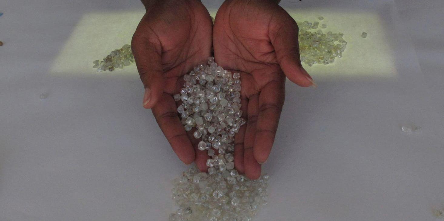 En anställd vid ett diamanthandelsbolag i Namibia i färd med att sortera ädelstenen. Diamantutvinningen i Afrika sker ofta under svåra förhållanden. Arkivbild.