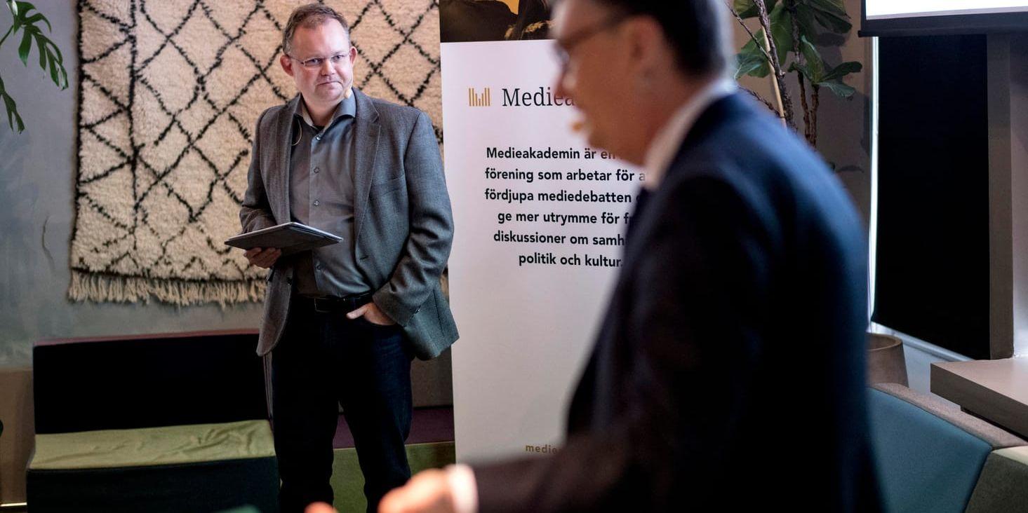 Förtroendebarometern, som gjorts i samarbete mellan Medieakademin och Kantar Sifo, presenterades på en pressträff på torsdagen. Henrik Ekengren Oscarsson (t v) och Toivo Sjörén (t h).